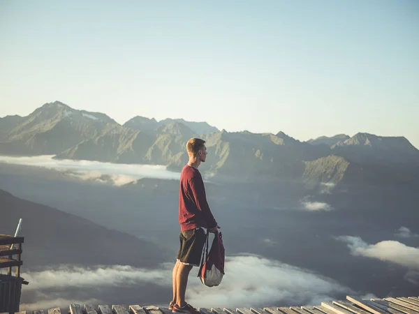Портрет Людини Рюкзаком Стоїть Вершині Гори Над Хмарою — стокове фото