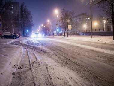 gece kış karlı şehir yol tarafından geçen araba ile