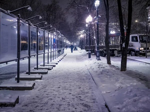 Нічний Сніговий Зимовий Пейзаж Алеї Міського Парку Пішохідними Людьми — стокове фото