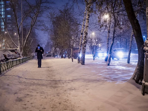 Нічна Зимова Засніжена Алея Людиною Йде Проїжджає Машину — стокове фото