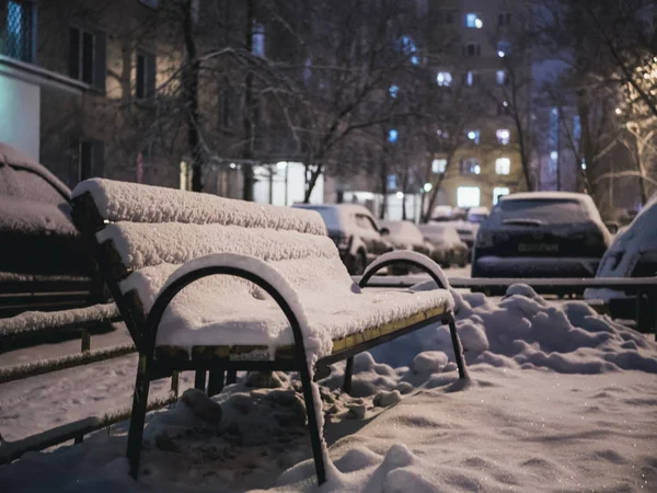 Ławka Pobliżu Budynków Miasta Zimowych Śnieżna Noc — Zdjęcie stockowe