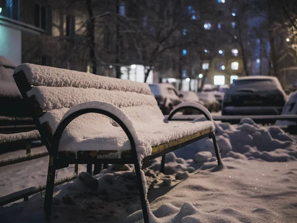 Bank Der Nähe Der Städtischen Gebäude Bei Winterlich Verschneiter Nacht — Stockfoto