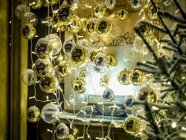 Árvore Natal Decorada Com Luzes Brinquedos Noite Nevado Weathe — Fotografia de Stock