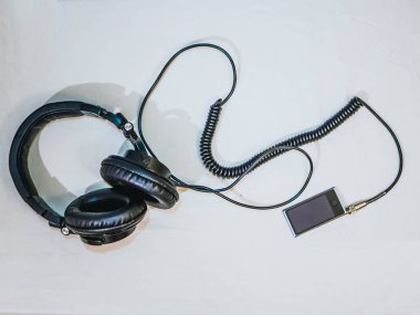 kulaklıklar en iyi görünüm için mp3 bağlı. oyuncu