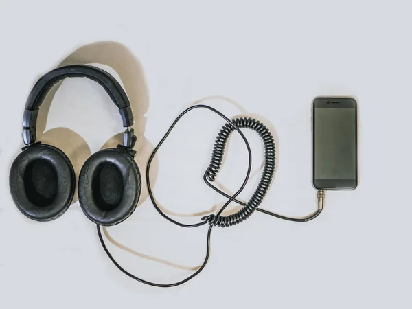Top View Headphones Connected Smartphon — Stock Photo, Image