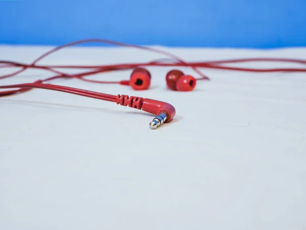 Isolated Earbuds White Surface Tabl — Stock Photo, Image
