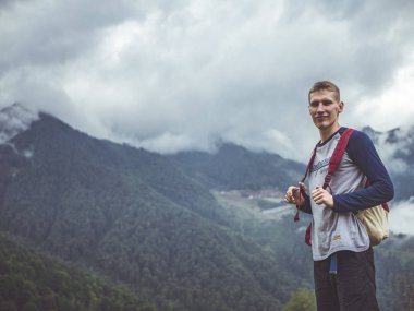 yağmur, bulutlu adam sırasında dağ sırt çantası ayakta olan adam portresi