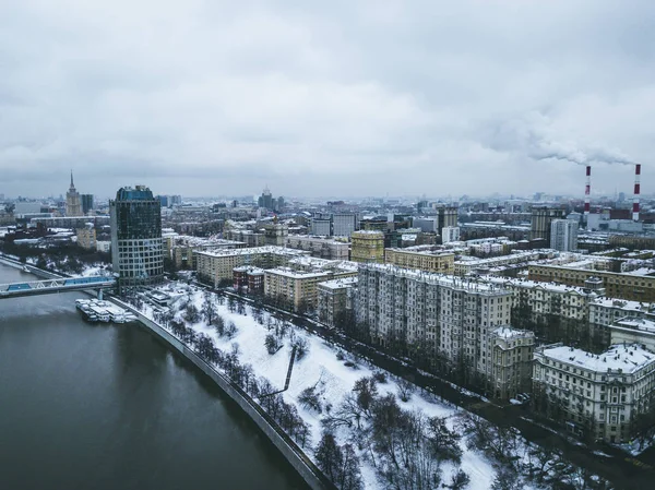 Aerial Drone Strzał Wieżowiec Miasta Pobliżu Rzeki Most Okresie Zimowym — Zdjęcie stockowe