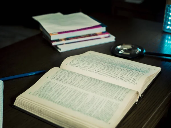 Masanın Üzerinde Kitap Makro Çekim Kapatın — Stok fotoğraf