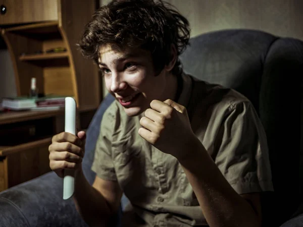 Jovem Menino Adolescente Mostra Emoções Enquanto Assiste — Fotografia de Stock