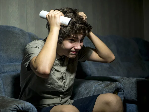 Junge Teenager Zeigt Emotionen Beim Fernsehen — Stockfoto
