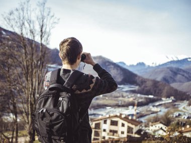 Binoküler dağ köyü üzerinden saatler backpacking turizm