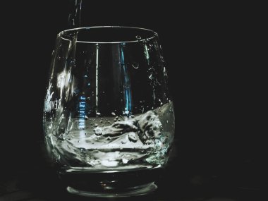 Tablo su sıçrama üzerinde izole cam içine su dökülen