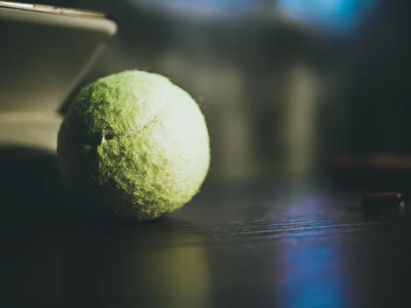 Primer Plano Pelota Tenis Aislada Mesa — Foto de Stock