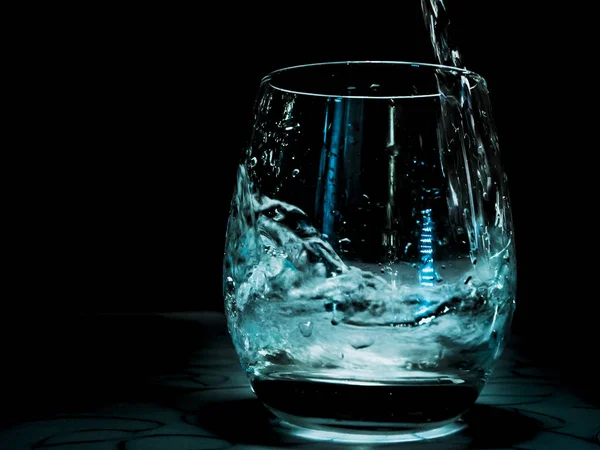 テーブルのガラスに水滴スプラッシュ — ストック写真