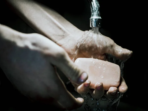Person Tvättar Händerna Badrummet Med Tvål — Stockfoto