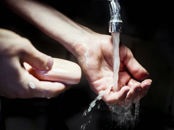 Person Wäscht Sich Die Hände Einem Wasserbecken Mit Seife — Stockfoto