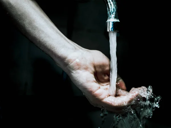 Gotas Fregadero Agua Fondo Negro Aislado Mano — Foto de Stock