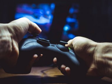 Gamepad tutarak ve oyun oynamayı kişi yakın çekim