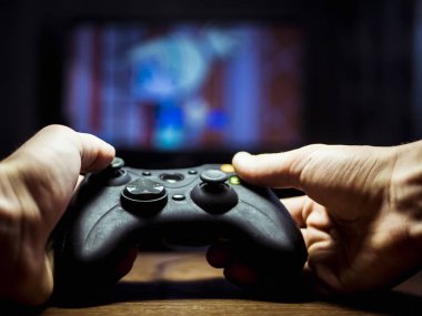 video oyun denetleyicisi joystick bir televizyonda oynayan elinde
