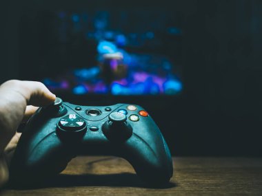 Gamepad tutarak ve oyun oynamayı kişi yakın çekim