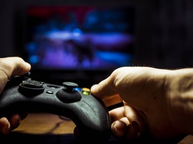 Gamepad tutarak ve oyun oynamayı kişi yakın çekim
