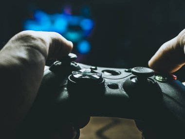 Gamepad tutarak ve oyun oynamayı kişi yakın çekim