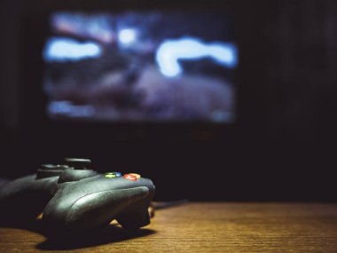 video oyunu oyun çubuğu gamepad tv önünde masada