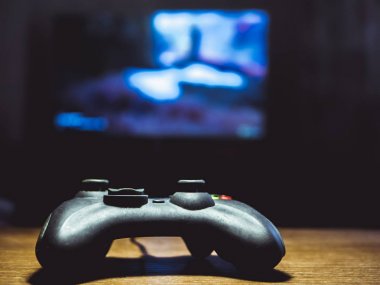 video oyunu oyun çubuğu gamepad tv önünde masada