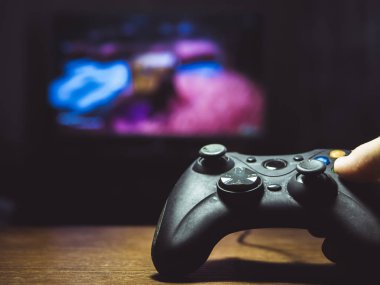 video oyunu oyun çubuğu gamepad tv önünde masada