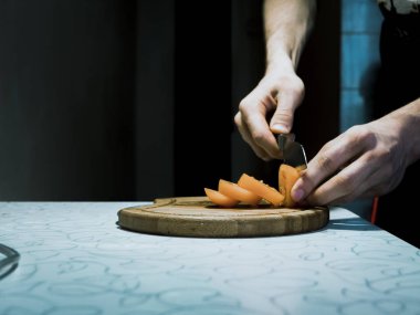 izole domates ahşap masa siyah arka plan üzerinde kesilir