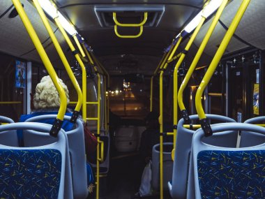 gece boyunca otobüs düz görünümünde
