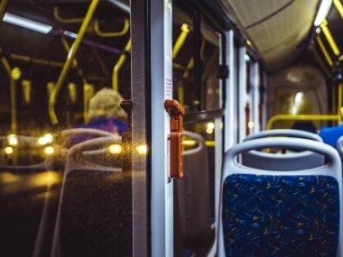 belgili tanımlık pencere, gece ışıkları yakınındaki otobüs koltuk