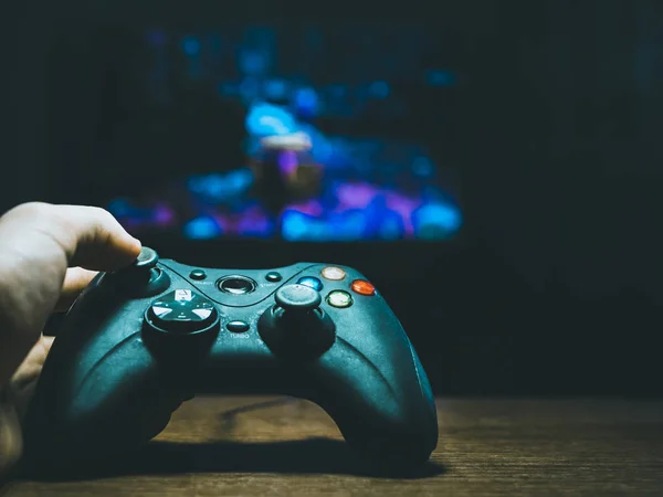 Nahaufnahme Einer Person Halten Gamepad Und Spielen — Stockfoto