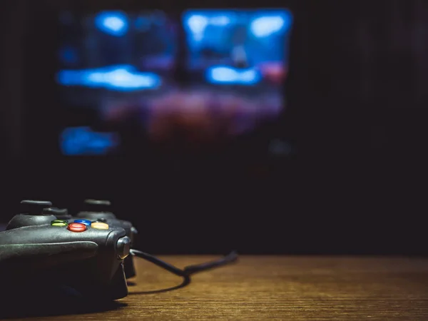 テレビの前でテーブルの上のビデオ ゲームのジョイスティック ゲームパッド — ストック写真