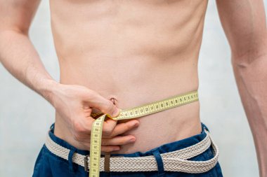 Vücut ölçüsü santimetre olan çıplak bir insan. diyet kavramı