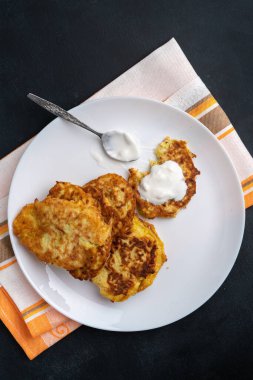 Peynirli gözleme ve tabakta ekşi krema ile sabah yemeği