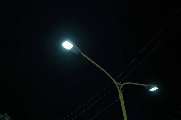 Farol farol en la calle urbana de la ciudad por la noche — Foto de Stock