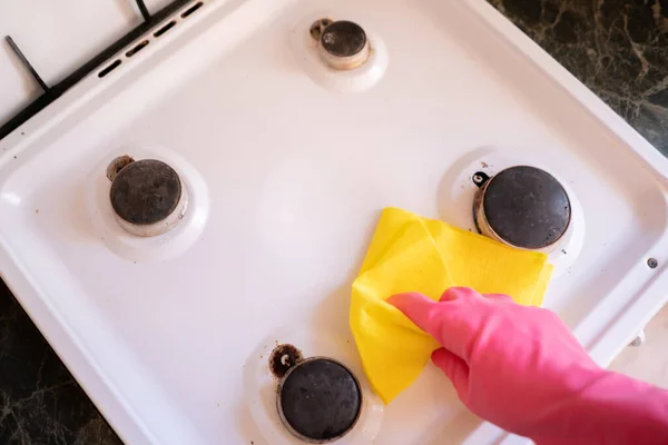 Serviço de limpeza lavar o fogão em casa s — Fotografia de Stock