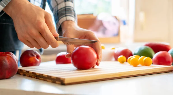 Főzés kézzel vágás a gyümölcsök és zöldségek gazdag vitamin — Stock Fotó