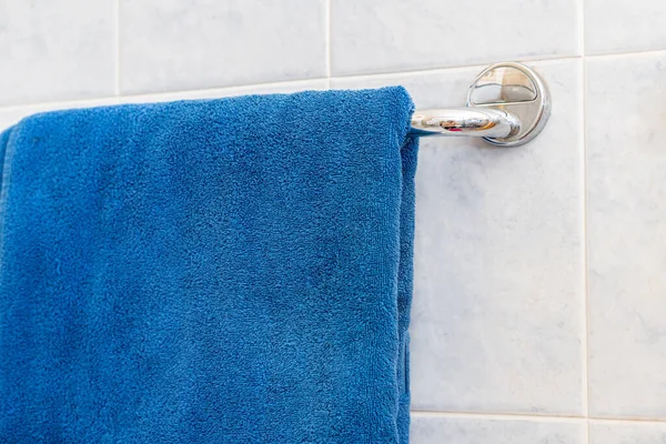 A colorful towel hang on the shelf hanger in bathroom s — Stock Photo, Image