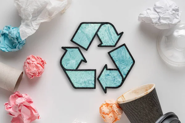 Símbolo o icono de reciclaje, vista superior plana yacía con algunas s basura — Foto de Stock