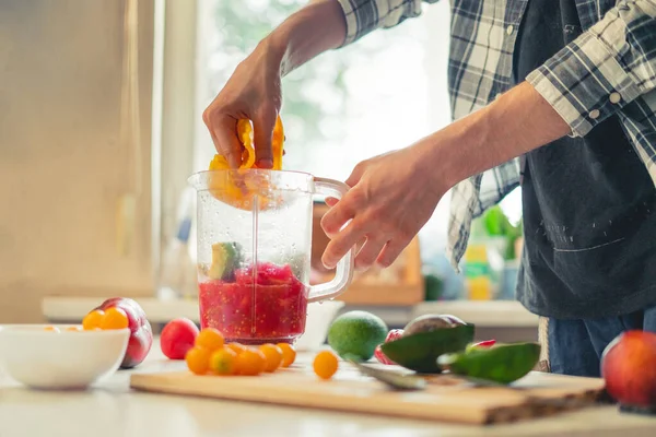 Snijden van groenten en fruit om ze in blender te zetten om een smoothie mix te maken — Stockfoto