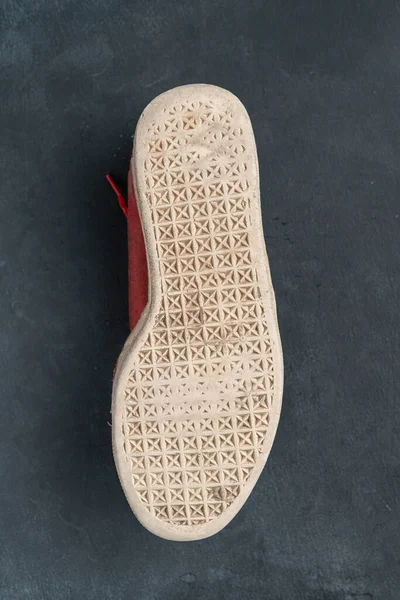 Sucia y polvorienta zapatilla de deporte usada suela, la parte inferior —  Fotos de Stock