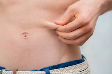 Vücut ölçüsü santimetre olan çıplak bir insan. diyet kavramı