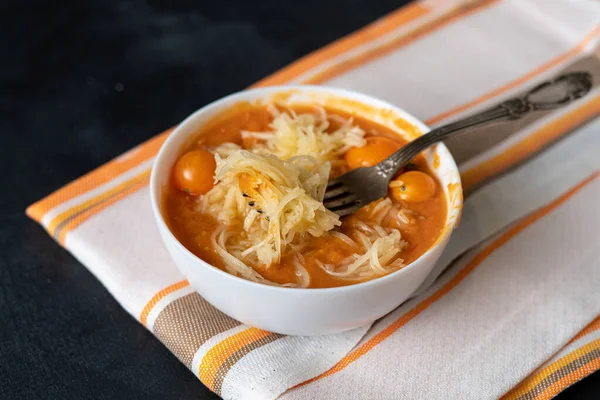 Miska z surową zupą z krojonym makaronem cukinii zoodles lub makaronem i pomidorami — Zdjęcie stockowe