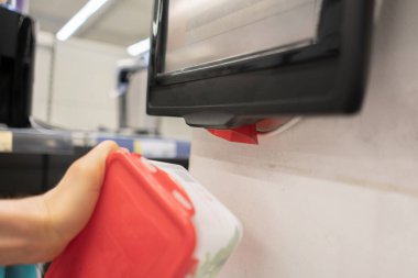 Tüketiciyi kapat. Mağazadaki fiyatı rfid tarayıcıları kullanarak kontrol et.