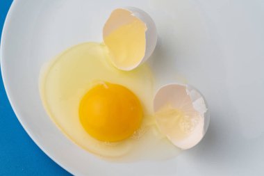 Tabakta kırılan beyaz yumurta, yemek hazırlamak için.