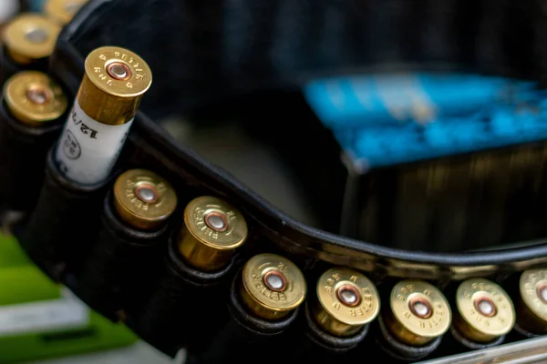 El primer plano el patrocinio negro con balas para rifle de caza — Foto de Stock