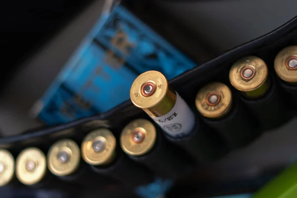 Крупним планом чорне патронаж з кулями для мисливської гвинтівки — стокове фото